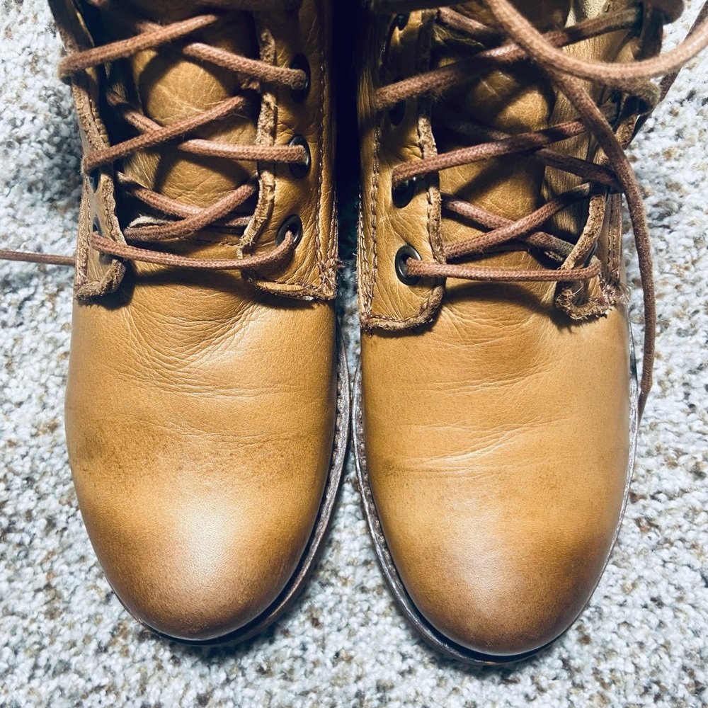 Frye Veronica 76276 Combat Boots in GREAT used condition
Size 6.5 - Picture 6 of 14
